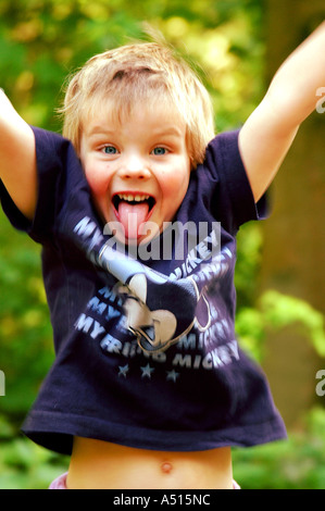 Glückliche Tage! kleines Kind im Sommer Wald spielen. Stockfoto