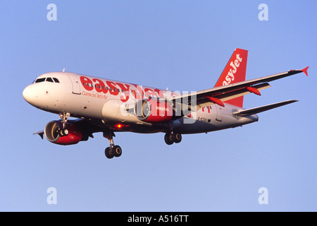 Airbus A319 von Easyjet landet auf dem Flughafen Luton, UK betrieben Stockfoto