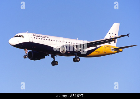 Monarchg Airlines Airbus A320-Landung am Flughafen Luton, Großbritannien Stockfoto