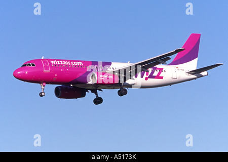 WizzAir Airbus A320-Landung am Flughafen Luton, Großbritannien Stockfoto