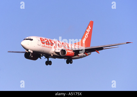 Boeing 737 betrieben durch Easyjet nähert sich der Flughafen Luton, UK Stockfoto