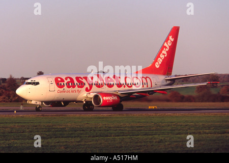 Easyjet Boeing 737 Rollout nach der Landung auf der Start- und Landebahn am Flughafen Luton, Großbritannien Stockfoto