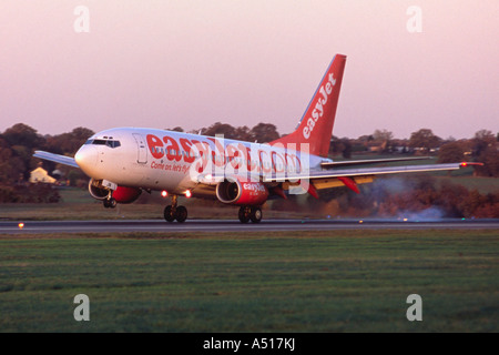 Easyjet Boeing 737 Flugzeug Landung auf Start- und Landebahn am Flughafen Luton, Großbritannien Stockfoto