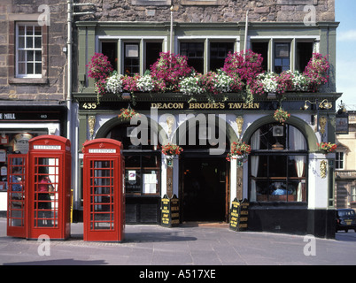 Public House Deacon Brodie Taverne mit traditionellen kultigen roten Telefonzellen und Sommer Blumenschau Lawnmarket Altstadt von Edinburgh Schottland Großbritannien Stockfoto