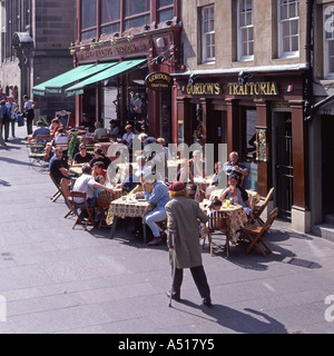 Royal Mile auch als High Street View auf mehreren Gaststätten mit Gehweg bar und Fußgänger Altstadt Schottland Großbritannien bekannt Stockfoto