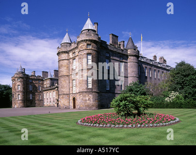 Blumen und Rasen Streifen an der Vorderseite des schottischen Holyrood Palace in Edinburgh UK offizielle Residenz des britischen Monarchen in Schottland Stockfoto