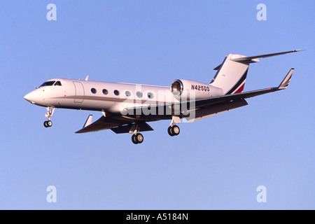 Gulfstream G450 Privatjet landet auf dem Flughafen Luton, UK Stockfoto