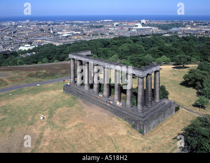 Carlton Hill blickt auf die Säulen der unvollständigen 1822 schottischen Nationaldenkmallandschaft in Richtung Firth of Forth Distant Edinburgh Schottland Großbritannien Stockfoto