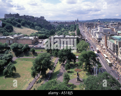 Edinburgh Teil der Princes Street und Gärten mit Schloss über Stockfoto