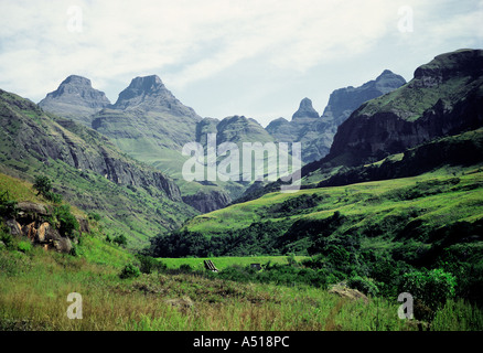 Cathedral Peak und andere Drakensberge aus in der Nähe von Cathedral Peak Hotel Südafrika Stockfoto