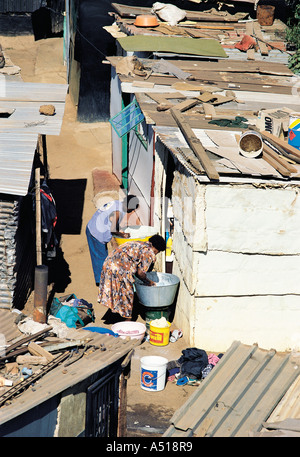 Frauen waschen ihre Kleidung außerhalb ihrer Häuser in der Shanty Soweto nahe Johannesburg in Südafrika Stockfoto