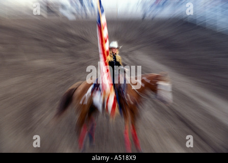 Rodeo Queen auf dem Pferderücken mit amerikanischen Flagge Stockfoto