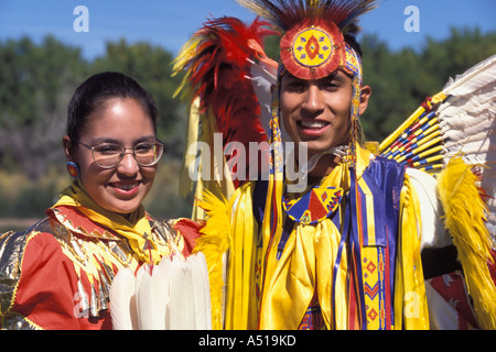 Indigene Indianische Ehepaar in Zeremonielle Gewandung an Ute Nation Pow Wow Stockfoto