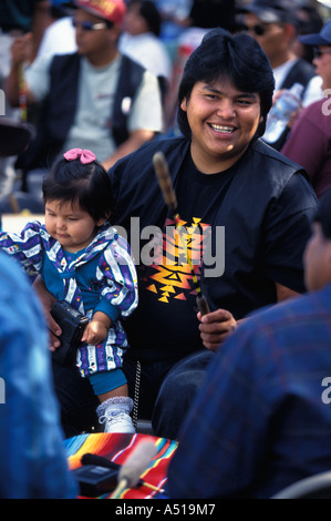 Indigenen indianischer Mann hält Tochter im Drum circle Stockfoto