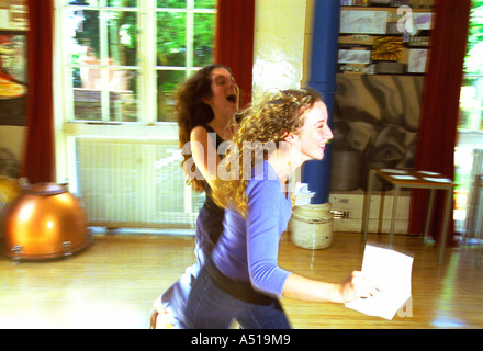 18 Jahre alte Schüler aus Brighton und Hove High School für Mädchen zeigen Relief nach dem Aufstehen Prüfungsergebnisse Stockfoto