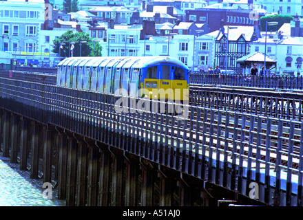 Einer der 1938 ehemaligen Northern Line U-Bahn Züge auf der Isle Of Wight Ryde Pier entlang verlaufenden Stockfoto