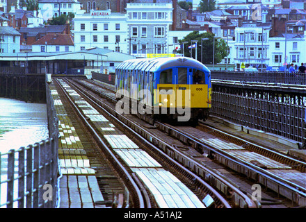 Einer der 1938 ehemaligen Northern Line U-Bahn Züge auf der Isle Of Wight Ryde Pier entlang verlaufenden Stockfoto