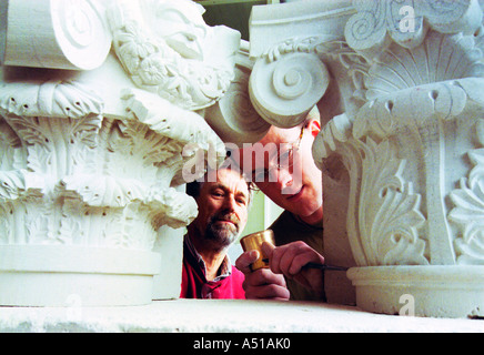 Ausbildung jungen Handwerker zu einem Steinmetz Stockfoto