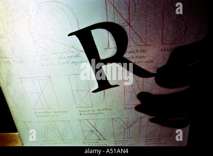Silhouette einer Künstler-Hand mit einem Kapital R aus einem neu gestalteten Schriftart oder Schrift Stockfoto