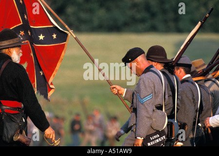 Verbündete Soldaten marschieren unter der Confederate Battle Flag während der Gettysburg Bürgerkrieg Schlacht reenactment Stockfoto