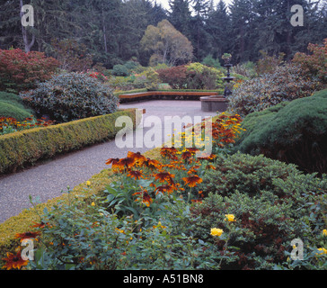 Plaza gefüllt mit Blumen und Sträuchern Stockfoto