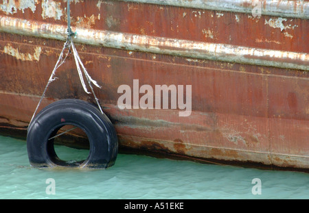 Ein altes Boot im Wasser sitzen Stockfoto