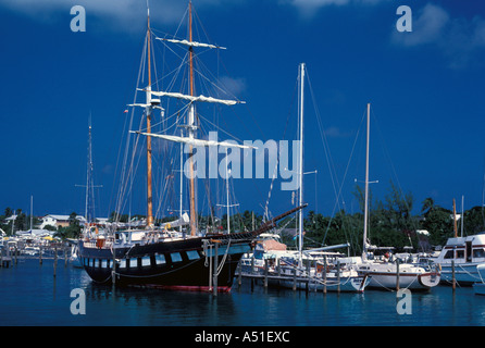 Großsegler moderne Segelboote Größe Kontrast Bahamas Abaco Mann O Krieg Cay marina Stockfoto