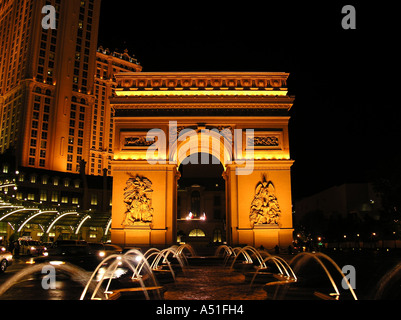 Arc de Triomphe Bogen Triumph Paris Hotel Casino in Las Vegas und Resort-Streifen Nacht Neonlichter Gebäudearchitektur Reisen touri Stockfoto