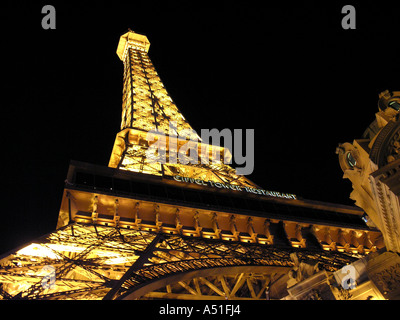 Eiffel Tower Paris Hotel und Casino in Las Vegas Streifen Skyline bei Nacht leuchtenden Neonröhren Wahrzeichen Gebäudearchitektur Stockfoto