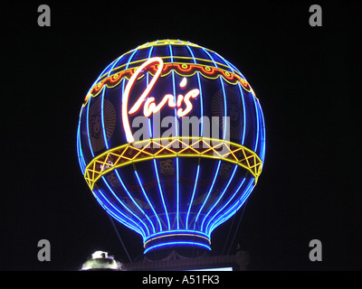 Paris Hotel und Casino in Las Vegas Streifen Skyline bei Nacht leuchtenden Neonröhren Wahrzeichen Gebäudearchitektur Stockfoto