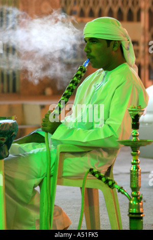 Arabische Mann schnaufend auf eine Sheesha bei einem Outdoor-Resaurant in Salalah, Oman Stockfoto