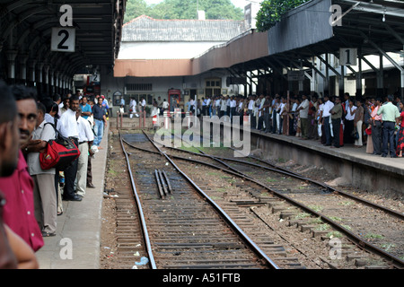 Bahnsteig am Bahnhof in Kandy, Sri Lanka Stockfoto