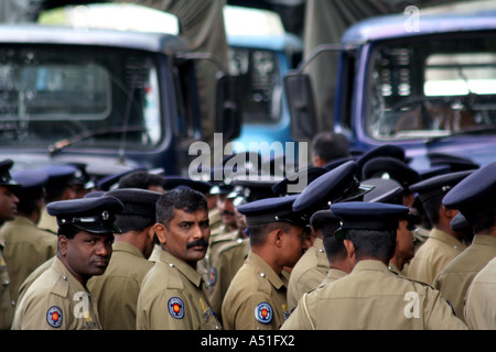 Kandy, Sri Lanka, sammeln Polizei für ein Briefing vor dem Start der große Festzug Kandy Esala Perahera Stockfoto