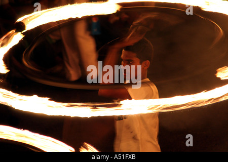 Während die Flammen in das große Kandy Esala Perahera Festival in Kandy, Sri Lanka Stockfoto