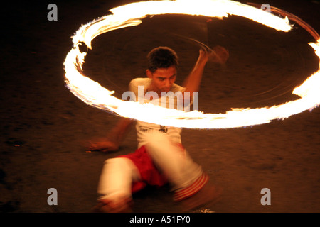 Während die Flammen in das große Kandy Esala Perahera Festival in Kandy, Sri Lanka Stockfoto