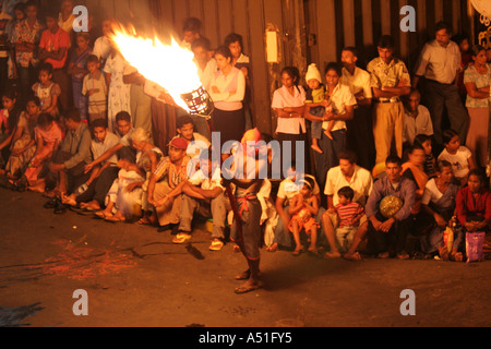 Fackelträger in das große Kandy Esala Perahera Festival in Kandy, Sri Lanka Stockfoto