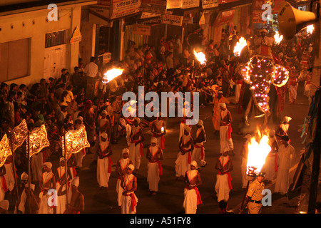 Fackelträger und ein Elefant in das große Kandy Esala Perahera Festival in Kandy, Sri Lanka Stockfoto