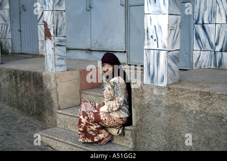 Äthiopien, Addis Abeba, junge muslimische Frau sitzen auf einer Straße Stockfoto