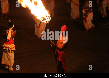 Fackelträger in das große Kandy Esala Perahera Festival in Kandy, Sri Lanka Stockfoto