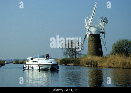 Turf Moor Windpumpe vorbei, über den Fluss Ant in Norfolk Broads-cruiser Stockfoto