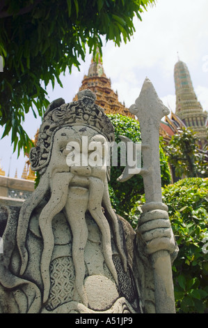 Steinernen Wächter im buddhistischen Tempel Wat Phra Kaeo in der Nähe von Royal Grand Palace Bangkok Thailand Stockfoto