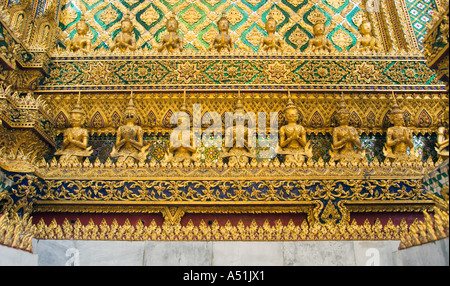 Außenseite der Tempel des Smaragd Buddha Wat Phra Kaew in der Nähe von Royal Grand Palace Bangkok Thailand Stockfoto