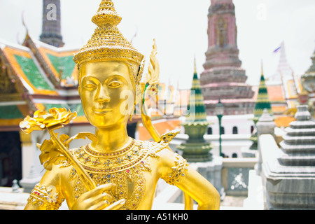 Goldene Statue Wat Phra Kaew in der Nähe von Royal Grand Palace Bangkok Thailand Stockfoto