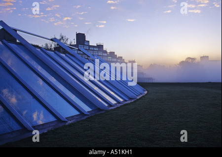 Die sichelförmigen Flügel des Sainsbury Centre for Visual Arts an der University of East Anglia Norwich Stockfoto