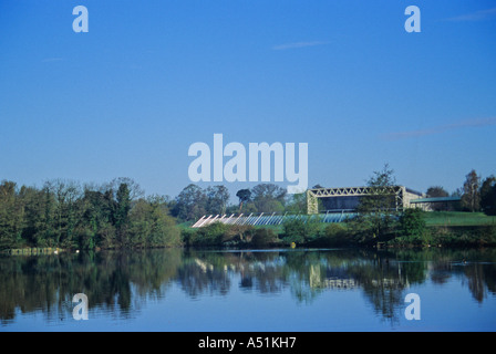 Das Sainsbury Centre For Visual Arts an der University of East Anglia Norwich spiegelt sich in der Universität-See Stockfoto