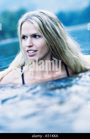 Junge Frau Baden im Fluss Stockfoto