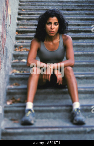 Porträt einer Frau, die im Freien sitzen Stockfoto