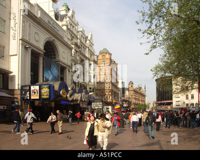 Asiatische Touristen-paar in Leicester Square in London England Stockfoto