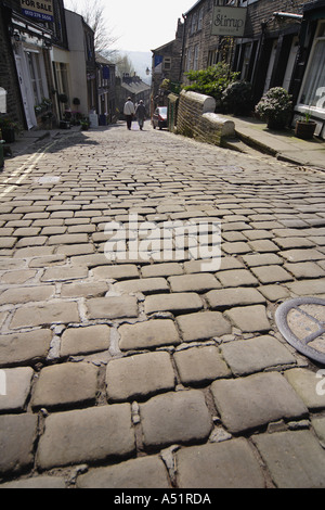 Traditionelle Kopfsteinpflaster an Haworth Hauptstraße Stockfoto