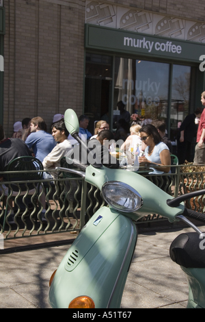 Menschen bei Außengastronomie im trüben Kaffee Café und Restaurant an der 7th Street in der Nähe von osteuropäischen Markt Washington DC USA Stockfoto